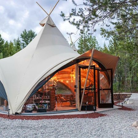 Under Canvas Glacier Coram Esterno foto