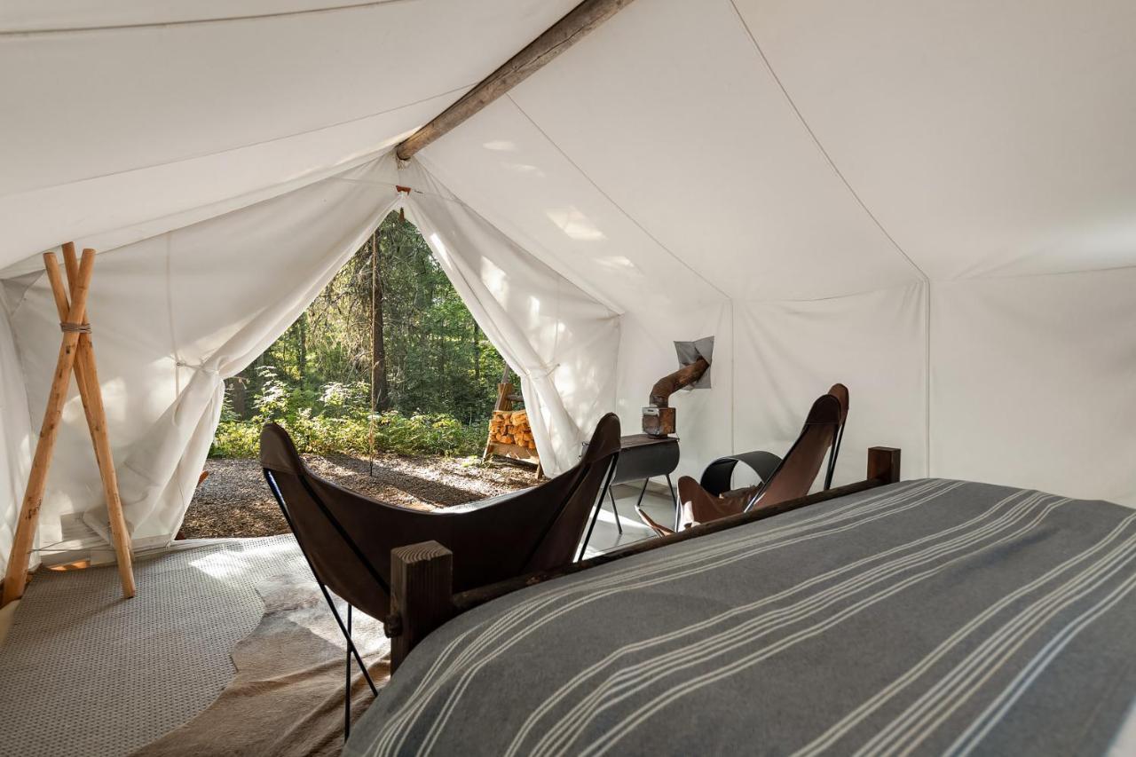 Under Canvas Glacier Coram Esterno foto