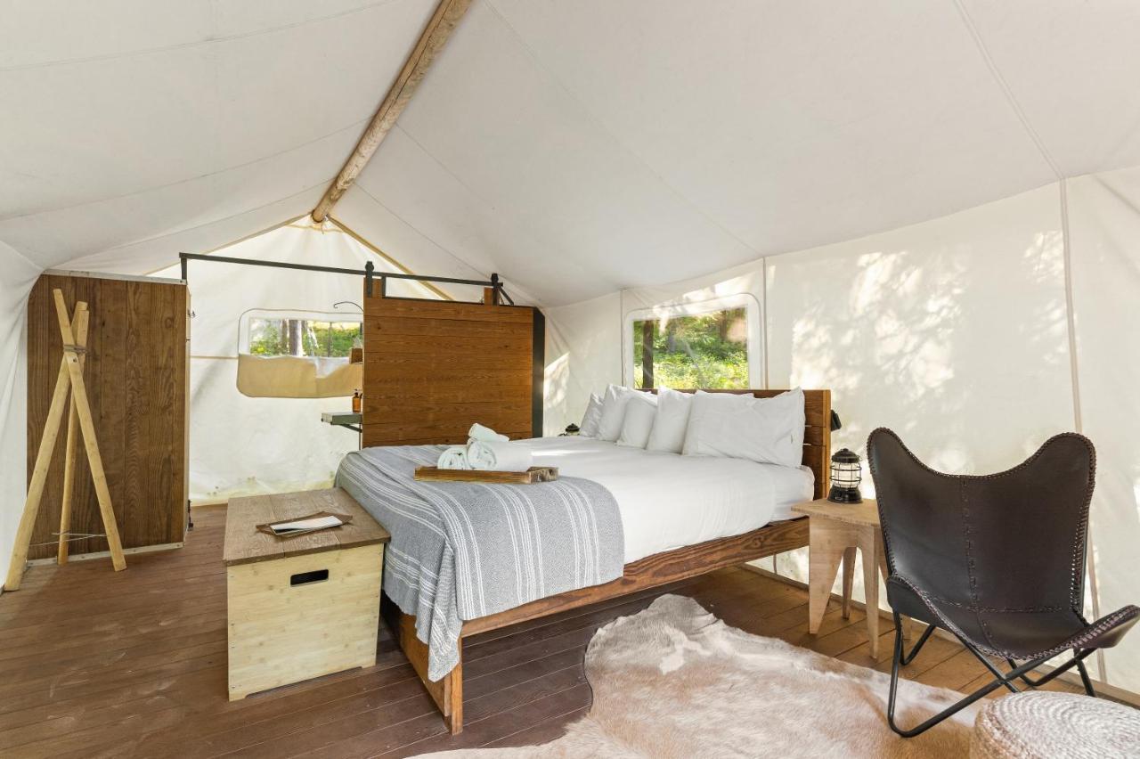 Under Canvas Glacier Coram Esterno foto