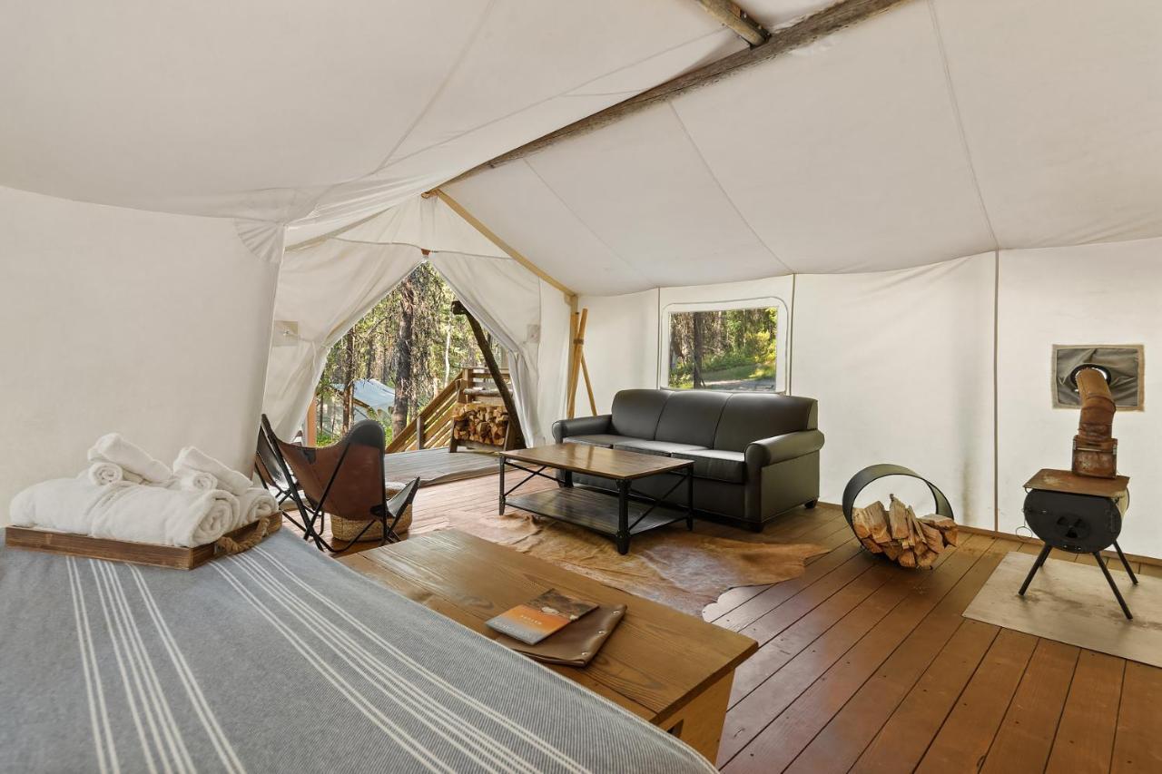 Under Canvas Glacier Coram Esterno foto