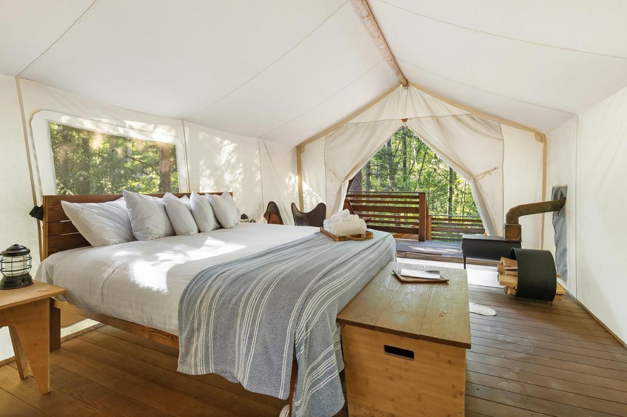 Under Canvas Glacier Coram Esterno foto