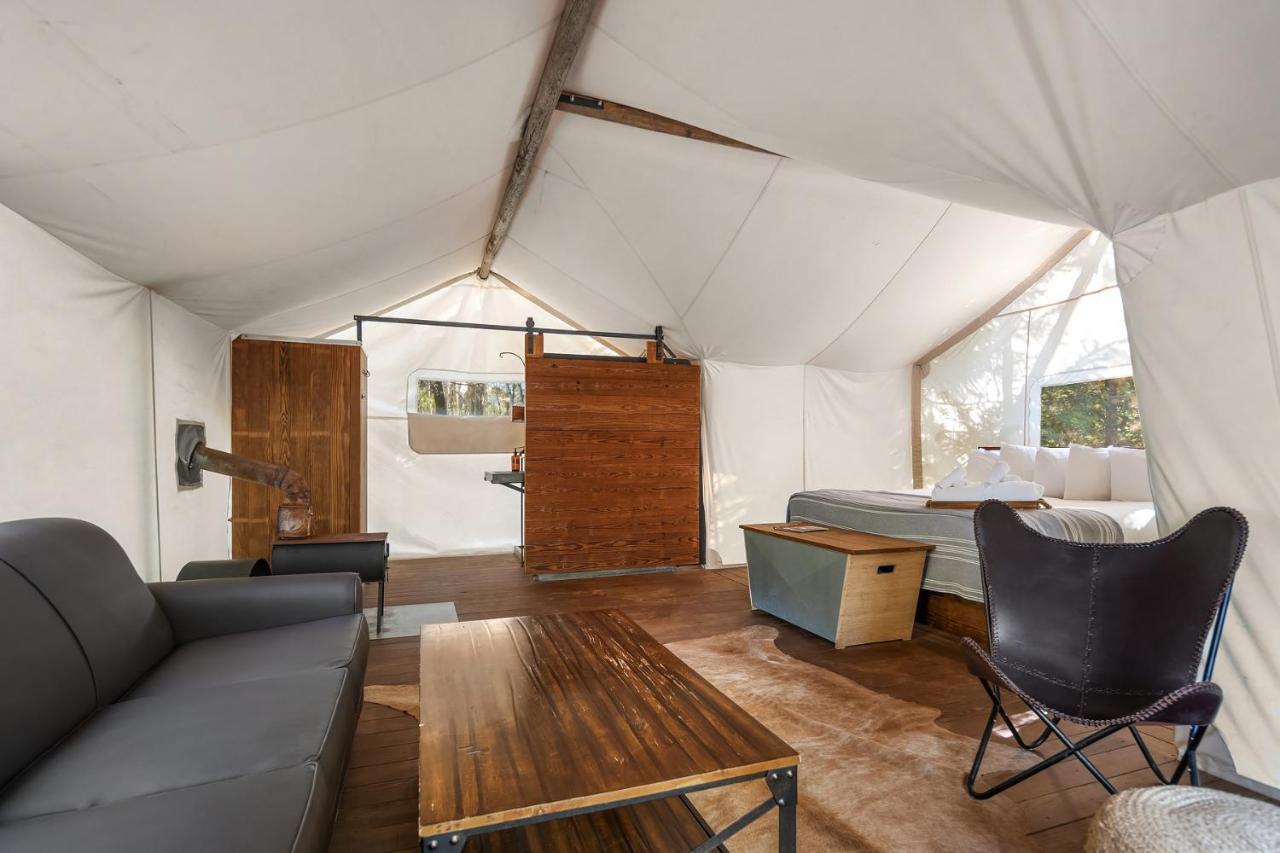 Under Canvas Glacier Coram Esterno foto