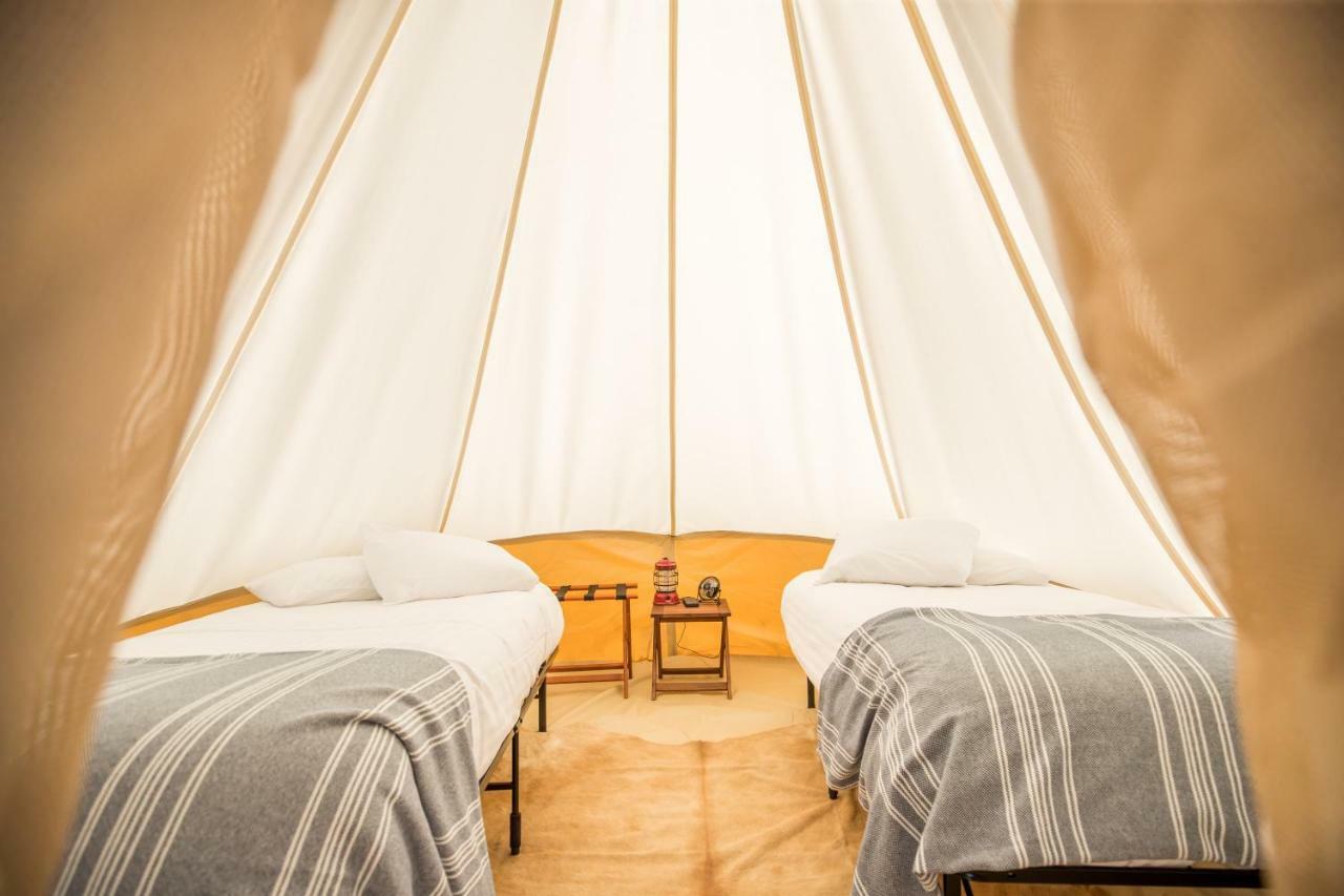Under Canvas Glacier Coram Esterno foto