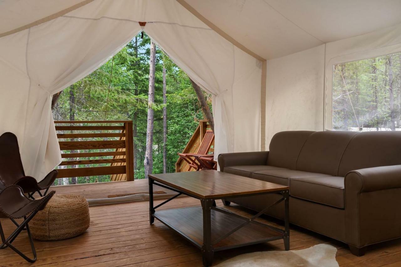Under Canvas Glacier Coram Esterno foto