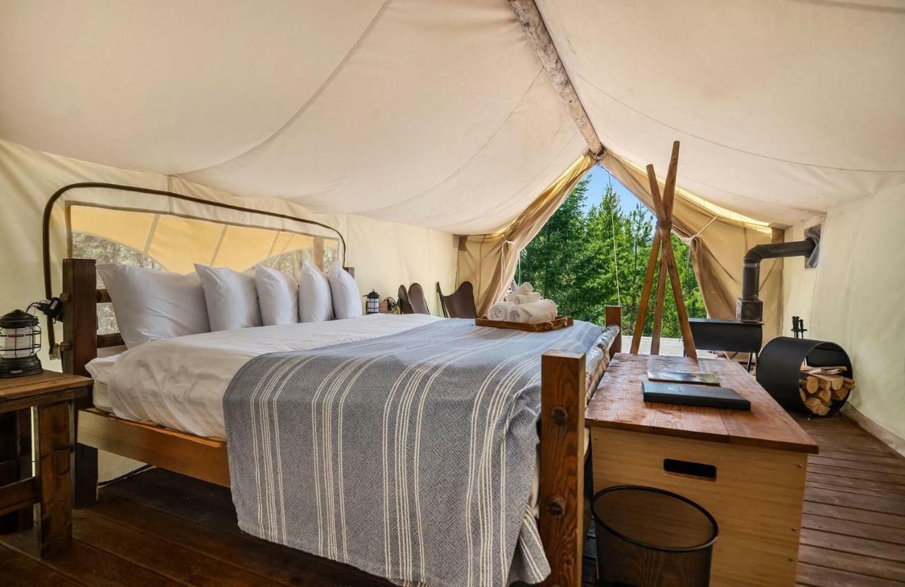 Under Canvas Glacier Coram Esterno foto