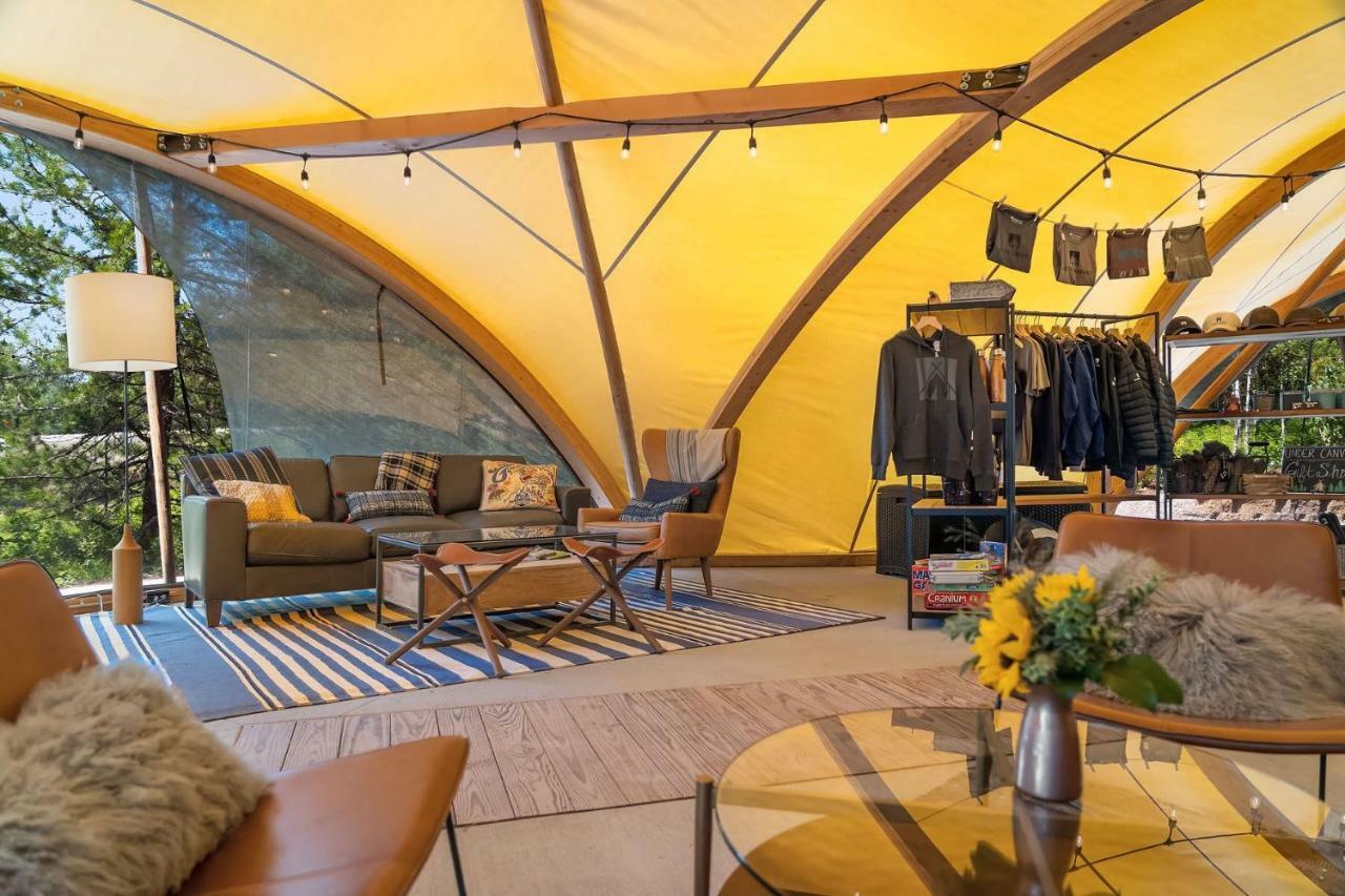 Under Canvas Glacier Coram Esterno foto