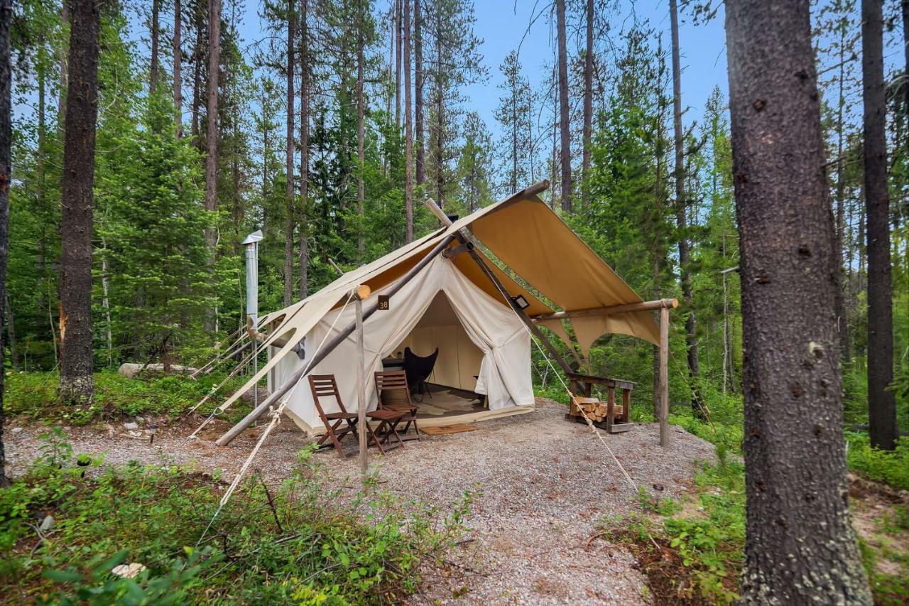 Under Canvas Glacier Coram Esterno foto